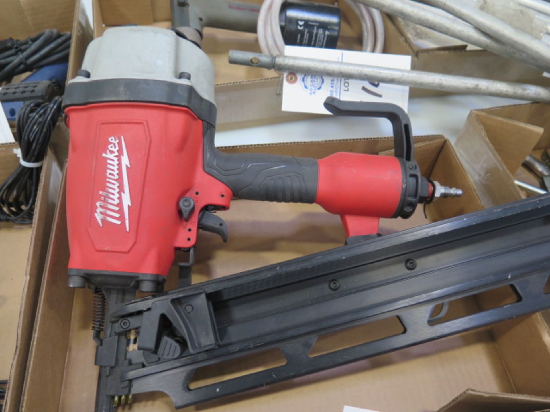 Milwaukee Pneumatic Framing Nailer - Bild 2 aus 2