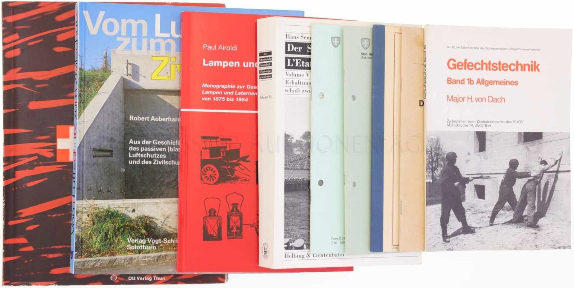 Konvolut von 9 Büchern zur Schweizer Armee 1. Gefechtstechnik von Major H. von Dach. 2. Der