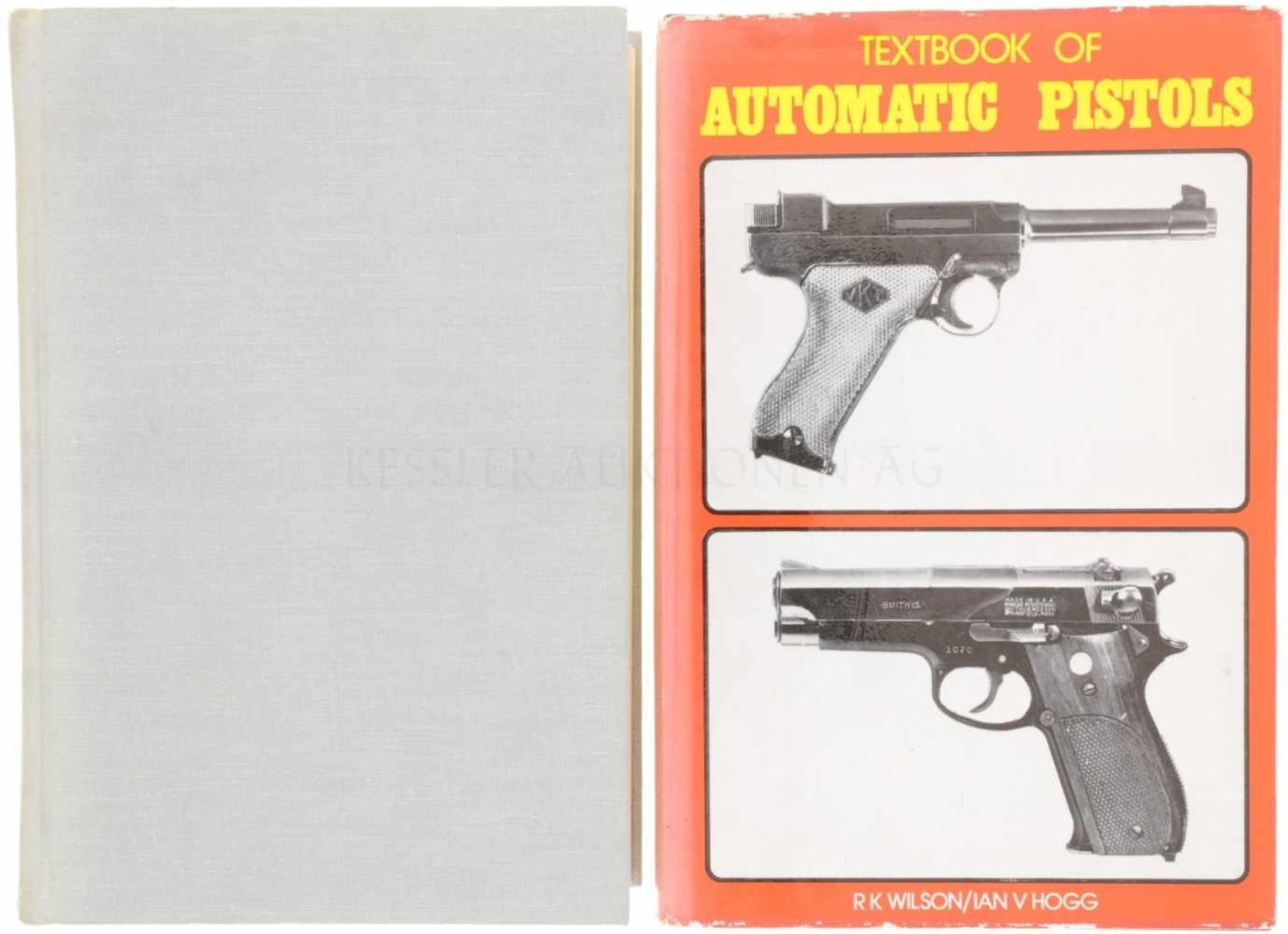 Konvolut von 2 Büchern 1. Book of Pistols & Revolvers, in englischer Sprache von W.H.B. Smith. 7.