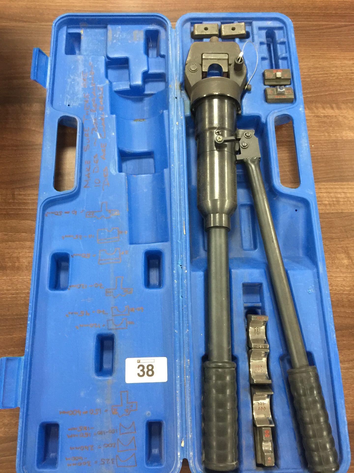 Hand held hydraulic crimper