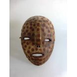 Maske, Afrika, Lega - Kongo, Holz geschnitzt, mit rotbraunen Punkten bemalt, 23,5cm x16cm, um 1950