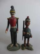 2 Spielzeugsoldaten um 1920, Holz geschnitzt, polychrom bemalt, h. 17,5/23cm
