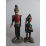 2 Spielzeugsoldaten um 1920, Holz geschnitzt, polychrom bemalt, h. 17,5/23cm