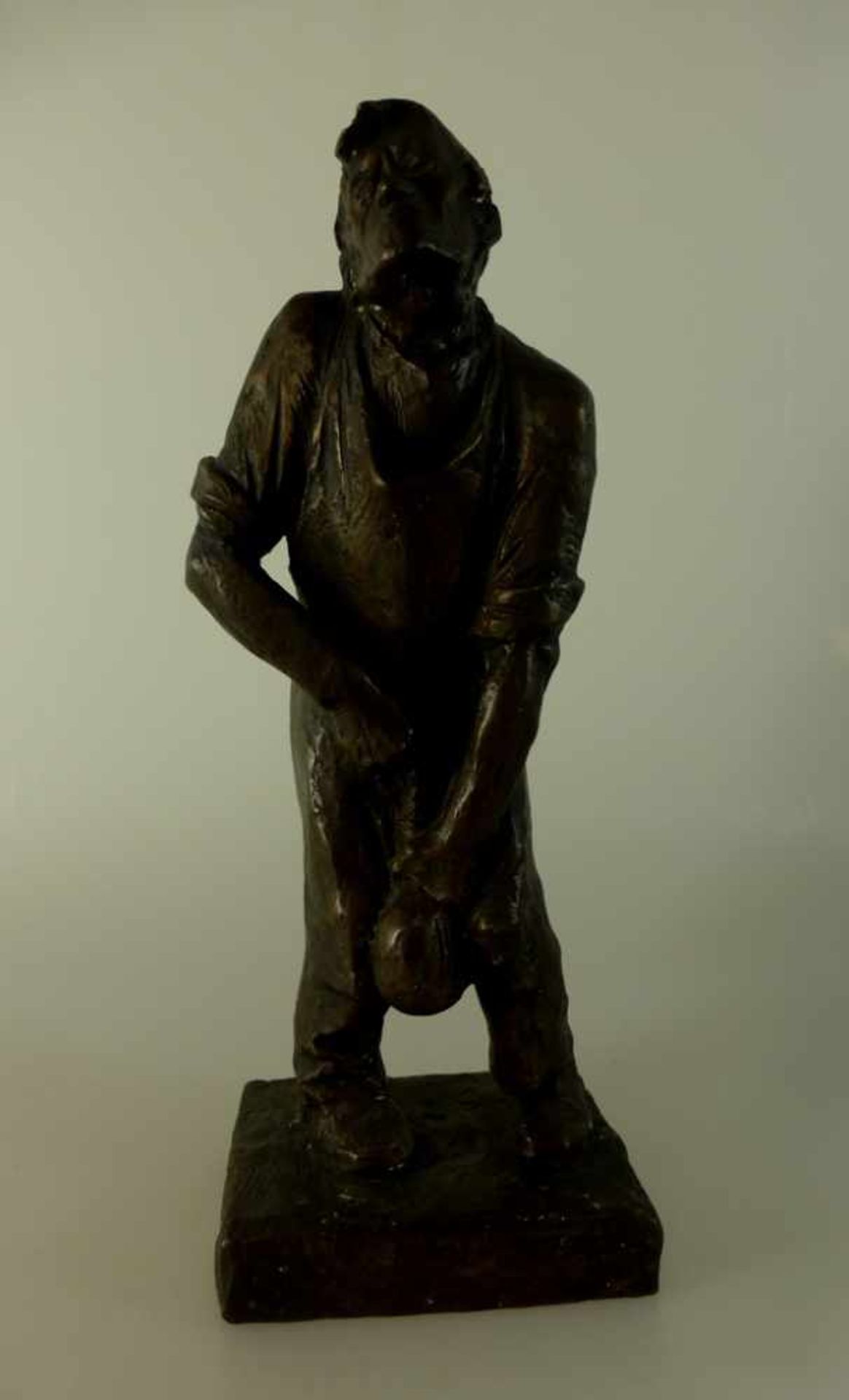 Rother, Richard (1890 Bieber - 1980 Fröhstockheim), Bronzefigur, Kellermeister beim öffneneines