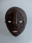 Maske, Afrika, Lega - Kongo, Holz geschnitzt, schwarze Maske mit roten Punkten bemalt,22cm x 16cm,