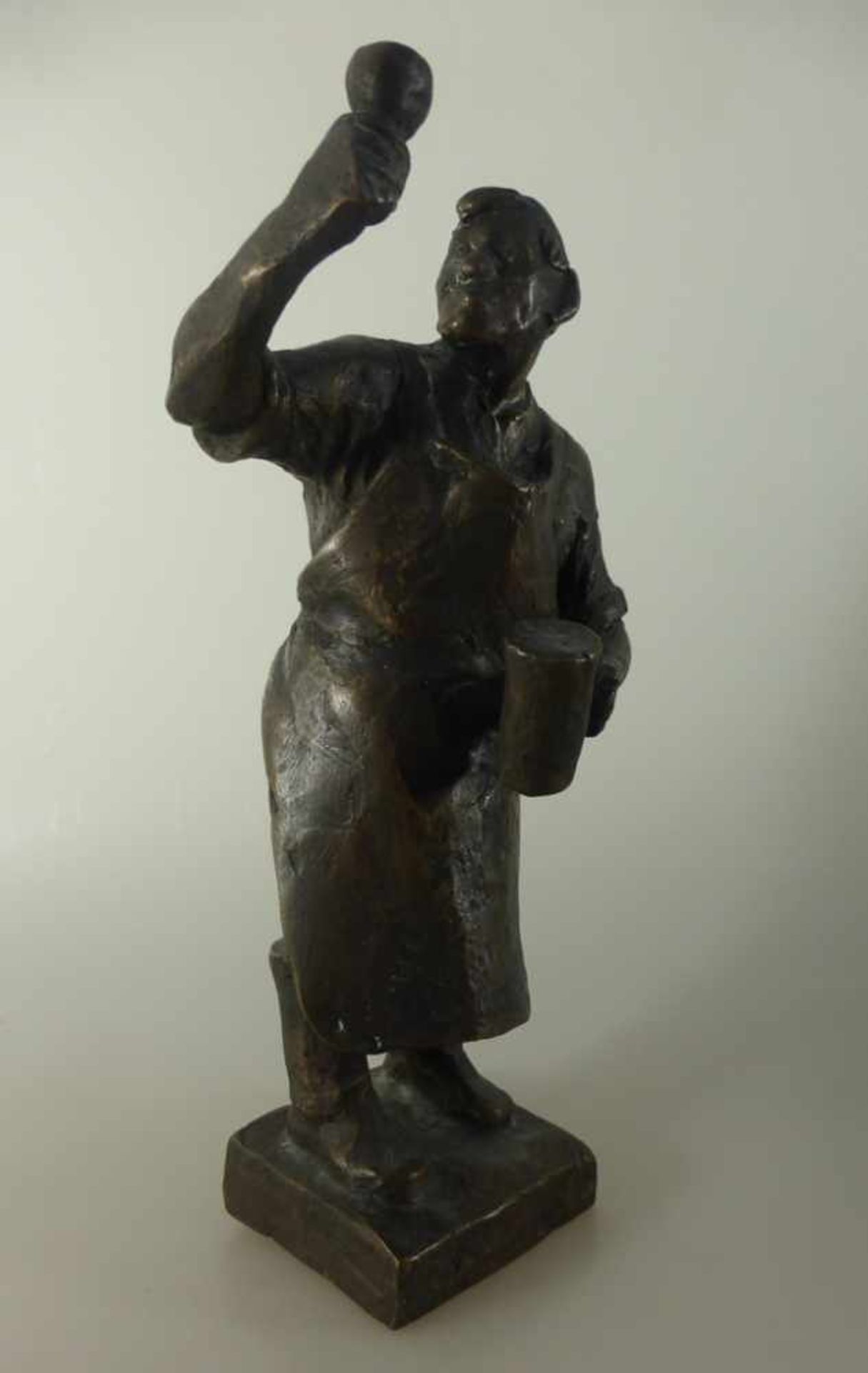 Rother, Richard (1890 Bieber - 1980 Fröhstockheim), Skulptur "WeinprüfenderKellermeister", Bronze,