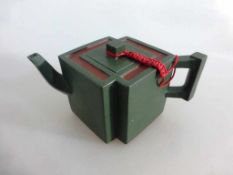 Yixing Teekanne, China, Steinzeug in kräftigem Grün, Bodenmarke, h. 7cm