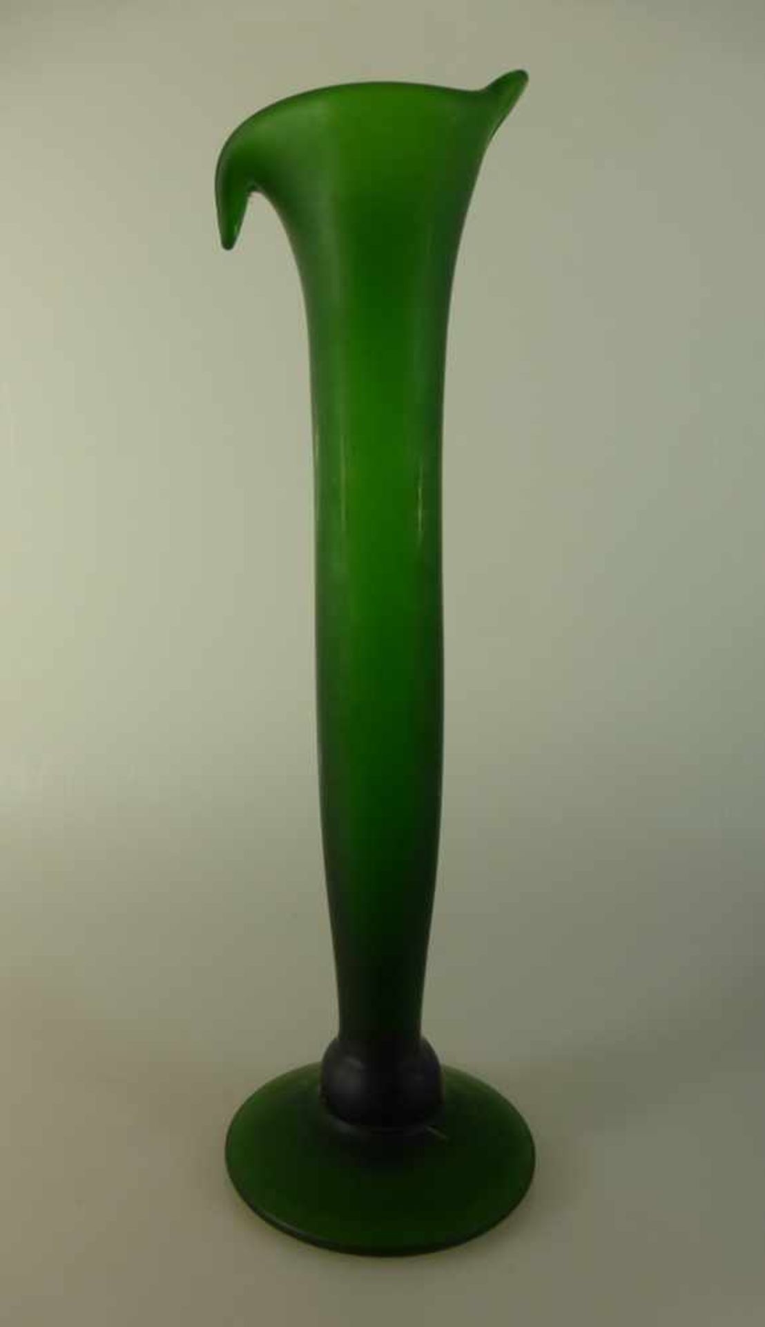 Jugendstil Vase, schlanke Form mit Scheibenfuß, dieser mit Abriss, h. 35cm