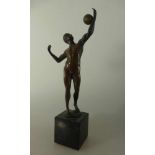 Moret, Alfred (1853 Tours - 1913 Paris), Aktfigur eines Athleten mit Ball, Bronze,patiniert, auf