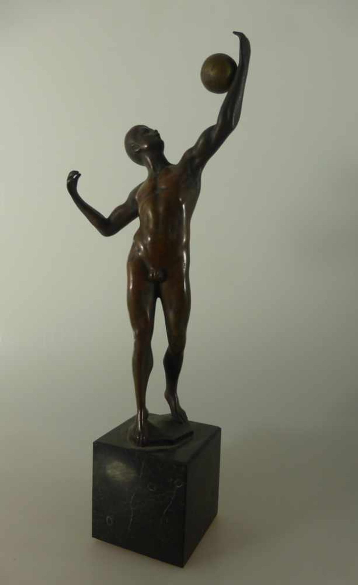 Moret, Alfred (1853 Tours - 1913 Paris), Aktfigur eines Athleten mit Ball, Bronze,patiniert, auf