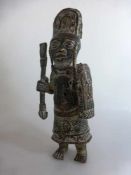 Bronzefigur eines Krieger / Stammeshäuptling, wohl Nigeria, stehende männliche Figur mitSpeer und