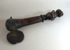 Afrika, Beil, Holz geschnitzt, mit männlicher Figur, l. 39cm, Provenienz: süddeutschePrivatsammlung