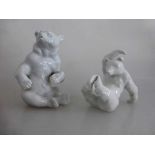 2 Tierfiguren, Schaubach Kunst, sitzender Bär, (13cm), KPM Berlin, Bär (10,5cm),Weißporzellan