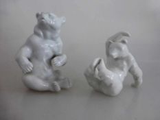 2 Tierfiguren, Schaubach Kunst, sitzender Bär, (13cm), KPM Berlin, Bär (10,5cm),Weißporzellan