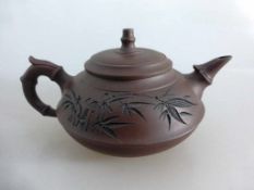 Yixing Teekanne, China, bräunlicher Scherben, umlaufend Bambusdekor und Schriftzeichen,Henkel in