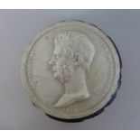 Runde Plakette mit Darstellung von Leopold II. v. Toscana, plastische Portraitdarstellung,(Bein?),