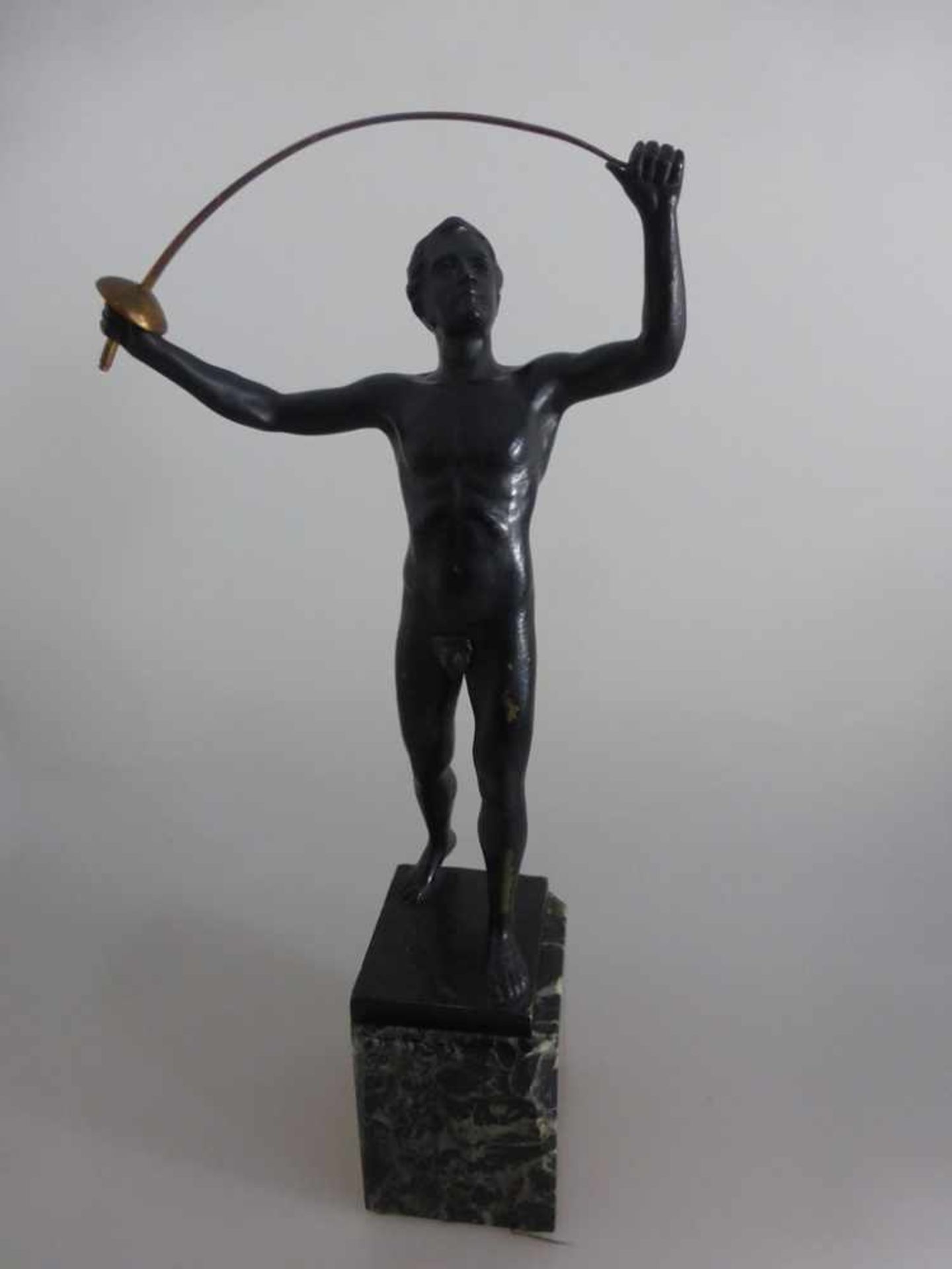 Bronzeskulptur um 1920, Aktfigur eines Degenfechters, auf Marmorsockel, h. 29cm (ohneSockel)