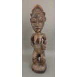 Baule Figur, Elfenbeinküste, um 1950 oder früher, auf einem Hocker sitzende weiblicheFigur,