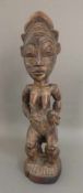 Baule Figur, Elfenbeinküste, um 1950 oder früher, auf einem Hocker sitzende weiblicheFigur,