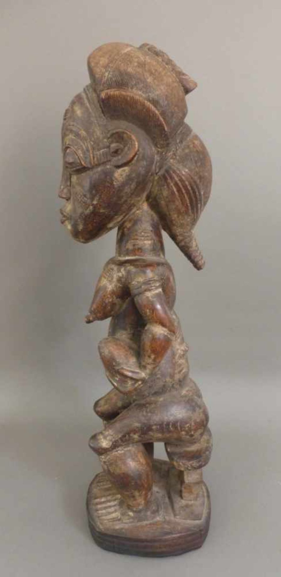 Baule Figur, Elfenbeinküste, um 1950 oder früher, auf einem Hocker sitzende weiblicheFigur, - Image 2 of 2