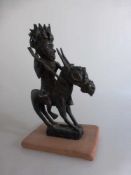 Bronzefigur eines Krieger auf Pferd, auf Tonplatte mont., wohl Nigeria, h. 22cm