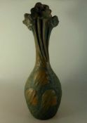 Jugendstil Vase, Bernhard Bloch, Eichwald / Böhmen um 1900, Keramik, schauseitig dreiFrauenköpfe mit