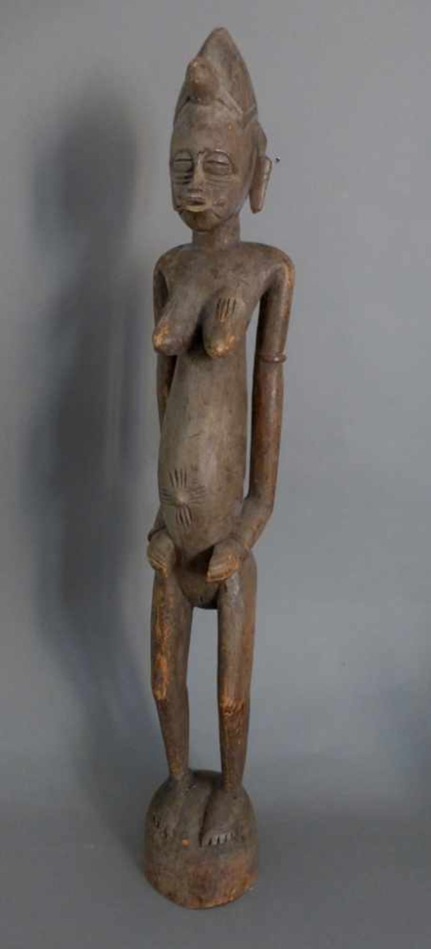 Afrika, große stehende Figur, Senufo - Elfenbeinküste, stehende weibliche Figur mitTaurierungen,