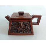 Yixing Teekanne, China, rötlicher Scherben, eine Ecke min. best., Bodenmarke, h. 6cm