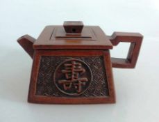 Yixing Teekanne, China, rötlicher Scherben, eine Ecke min. best., Bodenmarke, h. 6cm