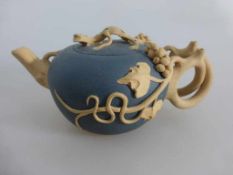 Teekanne, China, Griff in Form einer Weinrebe, umlaufend Rankendekor, Deckelgriff in Formeines