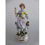 Porzellanfigur, Sitzendorf, Dame mit Blumen, Porzellan, polychrom staffiert, h. 16,5cm