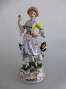 Porzellanfigur, Sitzendorf, Dame mit Blumen, Porzellan, polychrom staffiert, h. 16,5cm