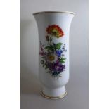 Große Vase, Meissen Schwertermarke, polychrome Blumenmalerei, h. 34,5cm