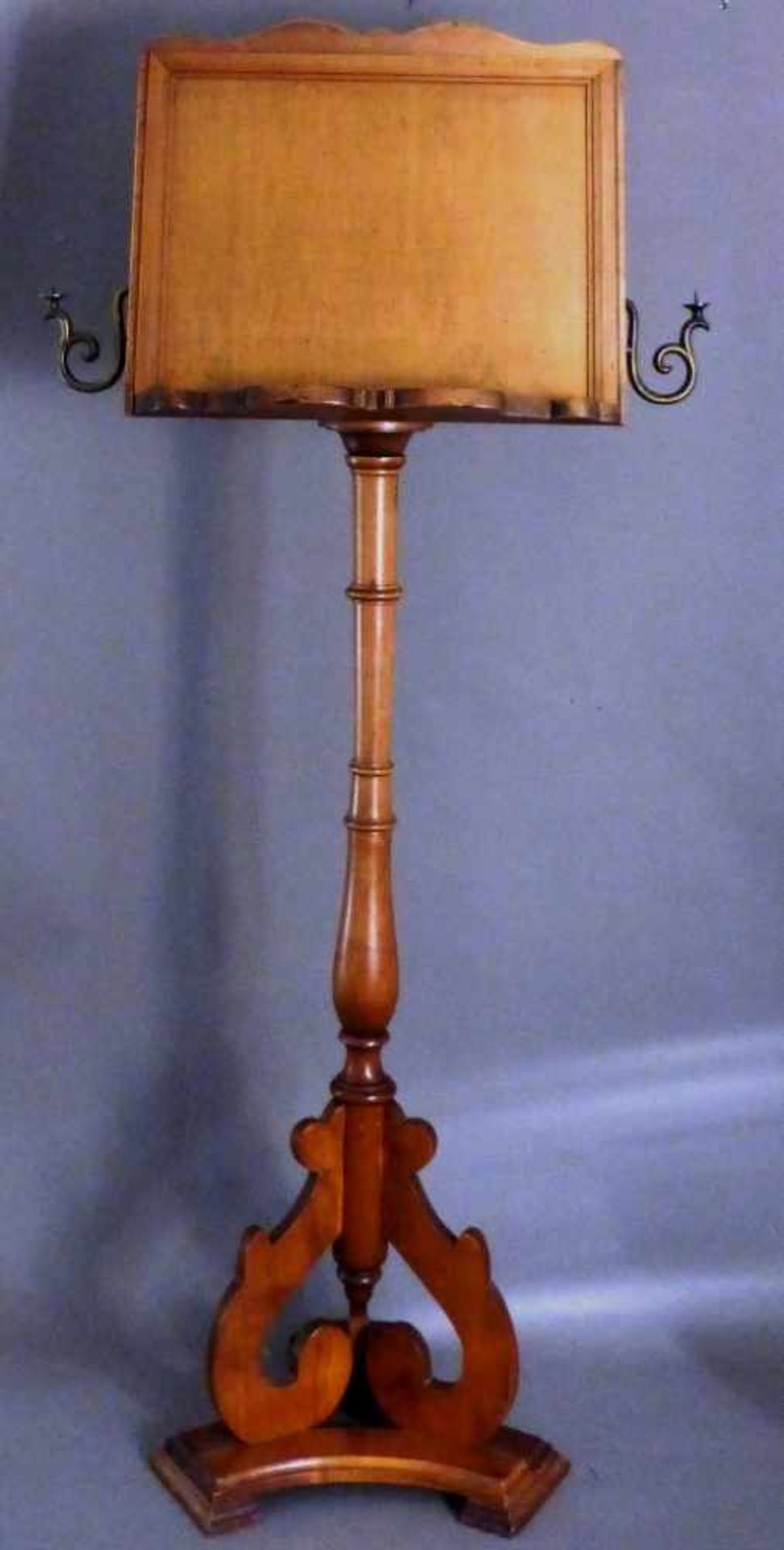 Doppelseitiger Notenständer, 1.H.20.Jh., Holz gedrechselt, seitlich zwei Kerzenhalter,Oberteil