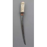 Tanto / Aikuchi, Schwert, Japan 19.Jh. oder früher, fein geschnitzter Beingriff,Eisentsuba mit