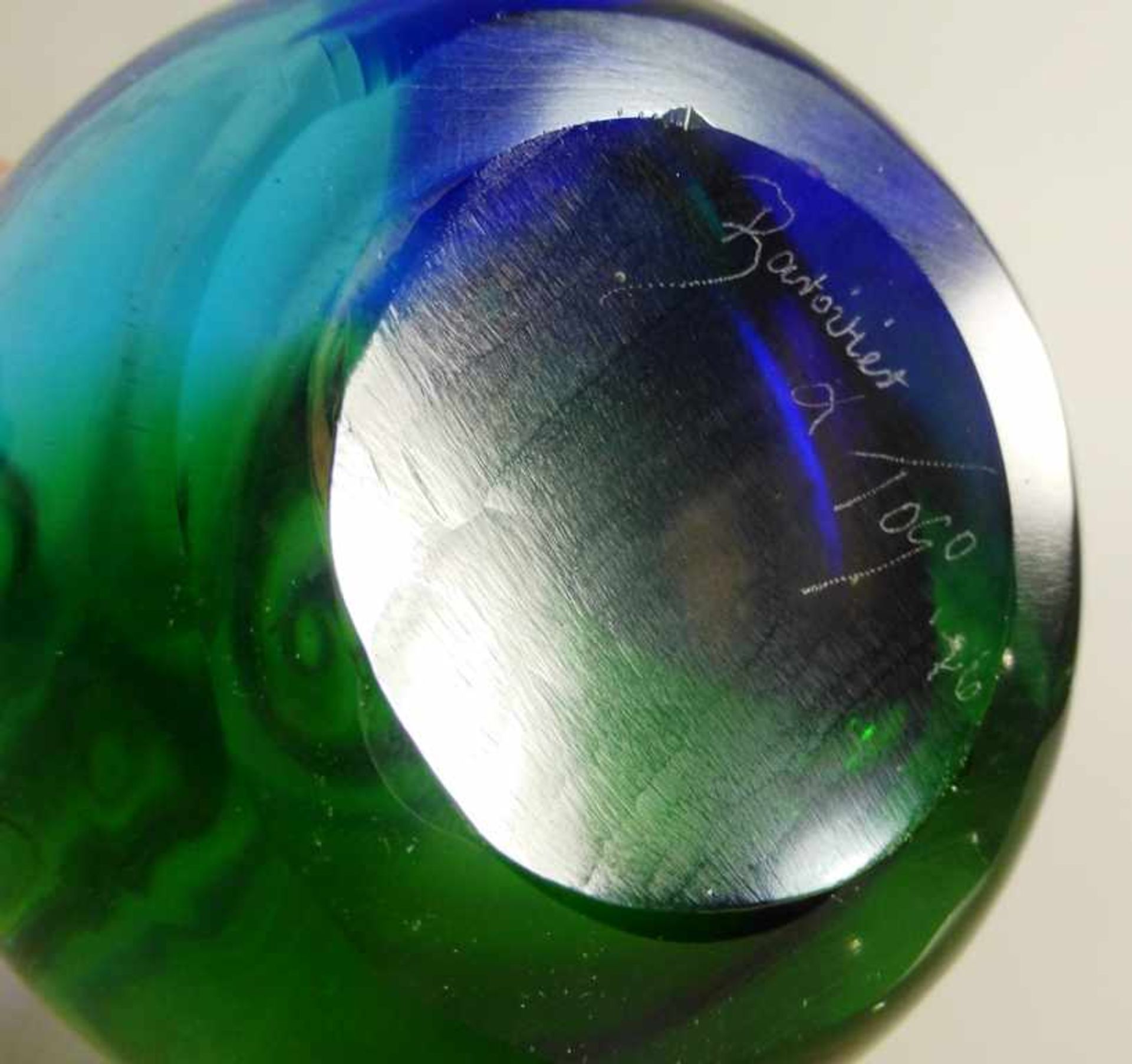 Barovier & Toso / Murano, Flaschenvase, am Boden sign. u. dat. weißes Glas, grün und blauüberfangen, - Image 2 of 2