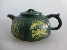 Yixing Teekanne, China, Teekanne in kräftigem grün, gelbes Ritzdekor mit Schriftzeichen,