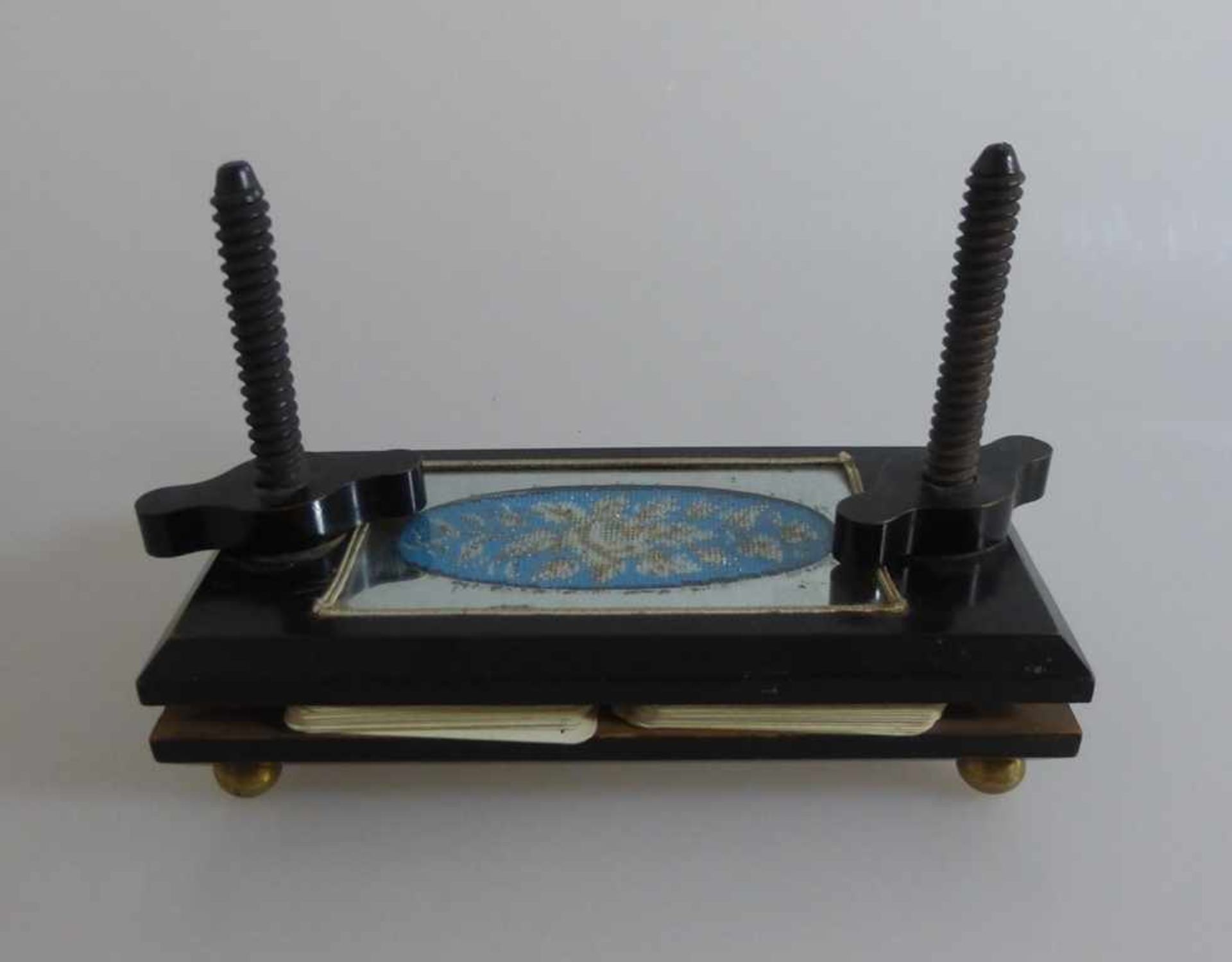 Biedermeier Spielkartenpresse, Deckplatte mit Spiegel und Perlstickerei, ca. 18cm x 9cm- - -18.