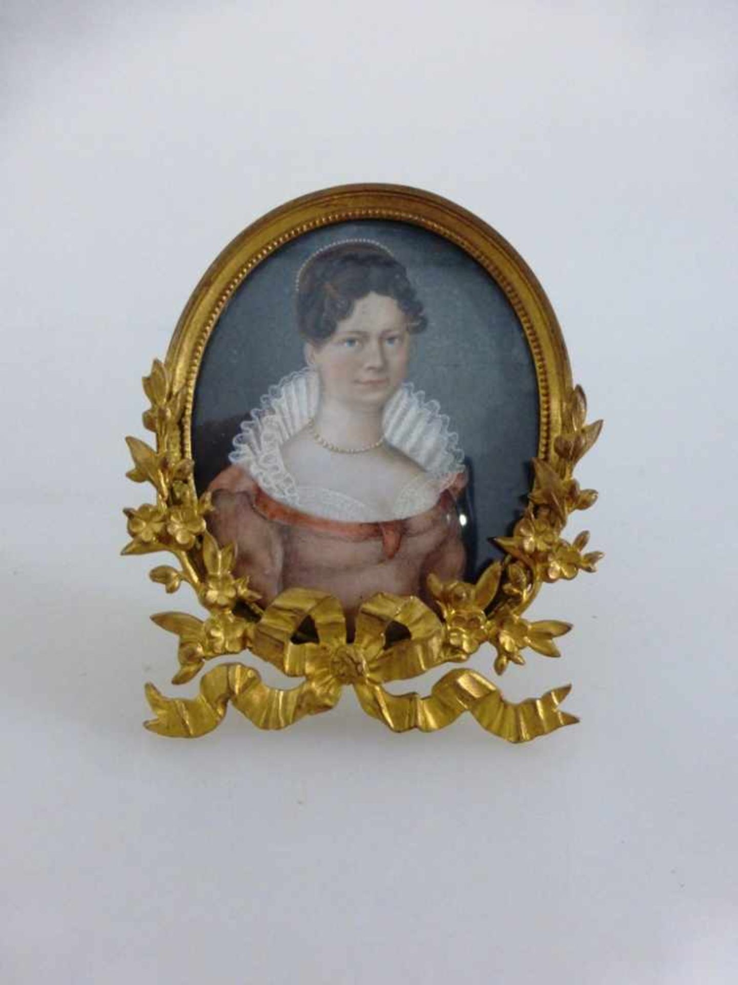 Miniatur um 1800, Gouache / Bein, vornehme Dame im roten Kleid und weißen Spitzenkragen,eine