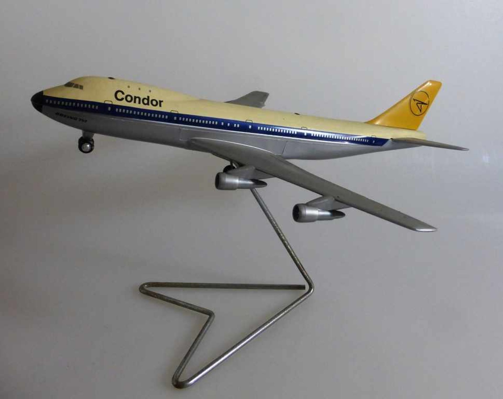 Schuco Boeing 747 "Condor", 1025, 1 Radkasten fehlt, l. 28cm- - -18.00 % buyer's premium on the