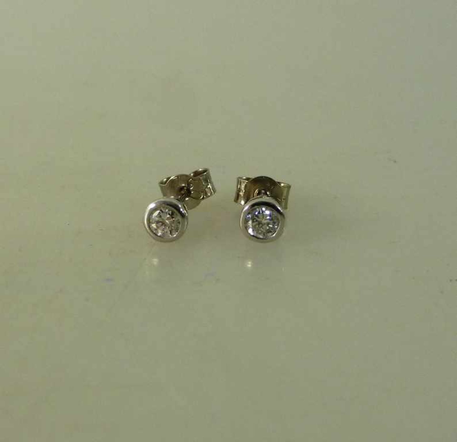 Paar Ohrstecker, Weißgold 750, jeweils m. Brillant, d. 4,2mm- - -18.00 % buyer's premium on the