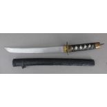 Japanisches Kurzschwert "Wakizashi", wohl Meiji Periode, Griffstück mit Leder undRochenhaut,