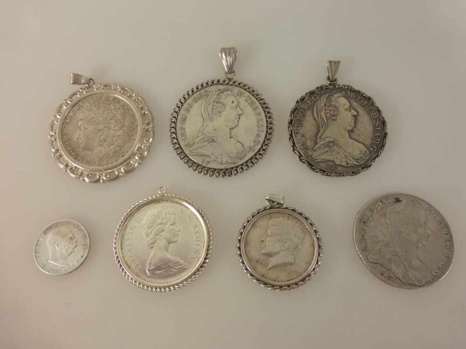 7 Silbermünzen, 5 Münzen in Silberfassung als Schmuckanhänger, u.a. 3x Maria TheresiaTaler, Canada 1