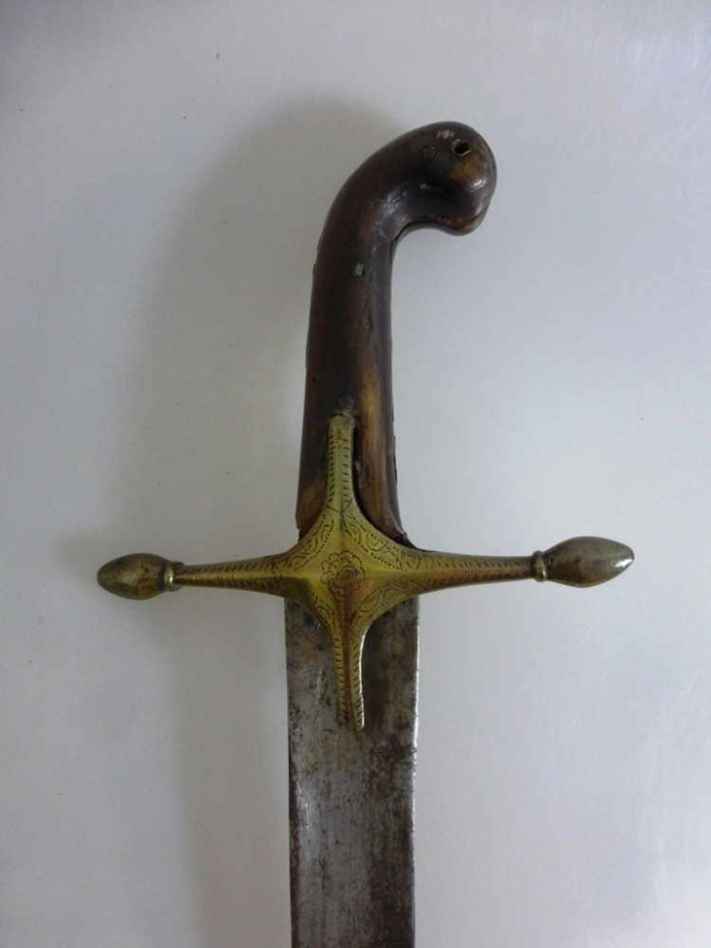 Mamelucken Säbel, wohl osmanisch, geschwungene Klinge, kreuzförmige Parierstange,Holzgriffstück, - Bild 2 aus 2