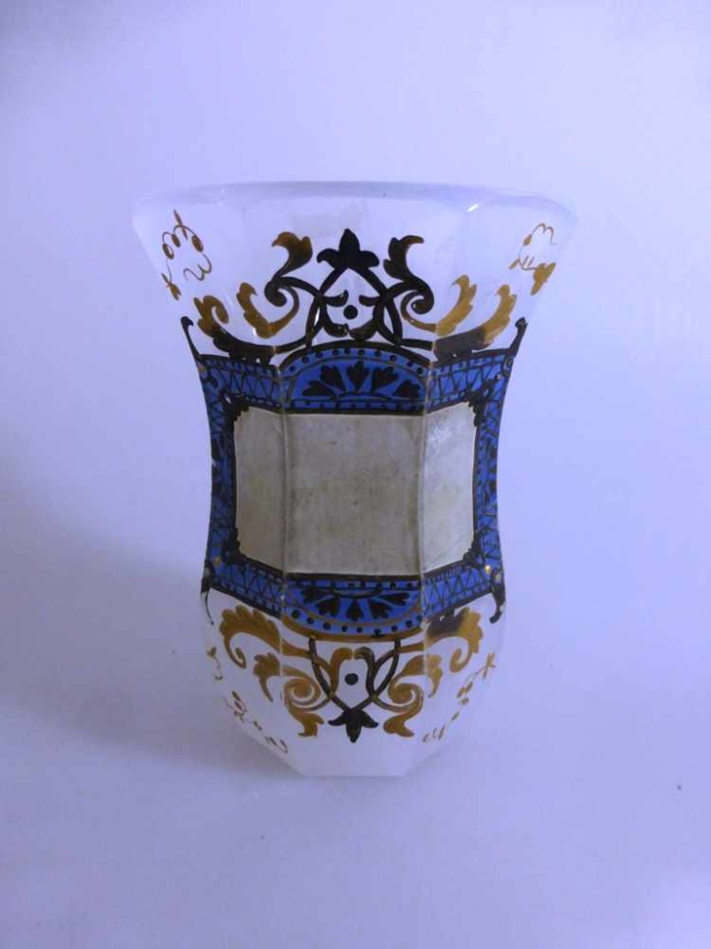 Alabasterbecher, Böhmen um 1840, weißes Alabasterglas, achtfach geschälte Wandung mitgoldenen und