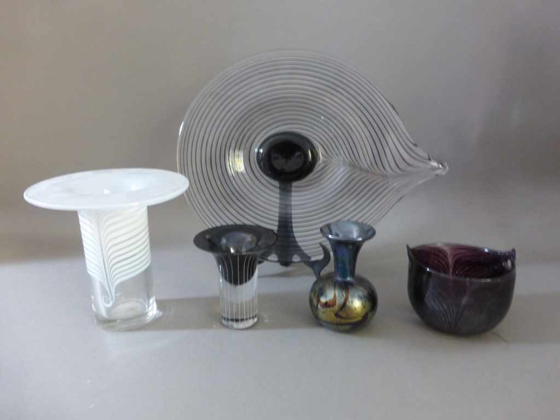 5 Objekte Künstlerglas, u.a. eine Glasschale in Form einer Pfauenfeder, Vase mit