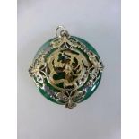 Jadeanhänger, China, runde Jadescheibe mit silberner (?) Montur mit Drachen, d. 47,7mm- - -18.00 %