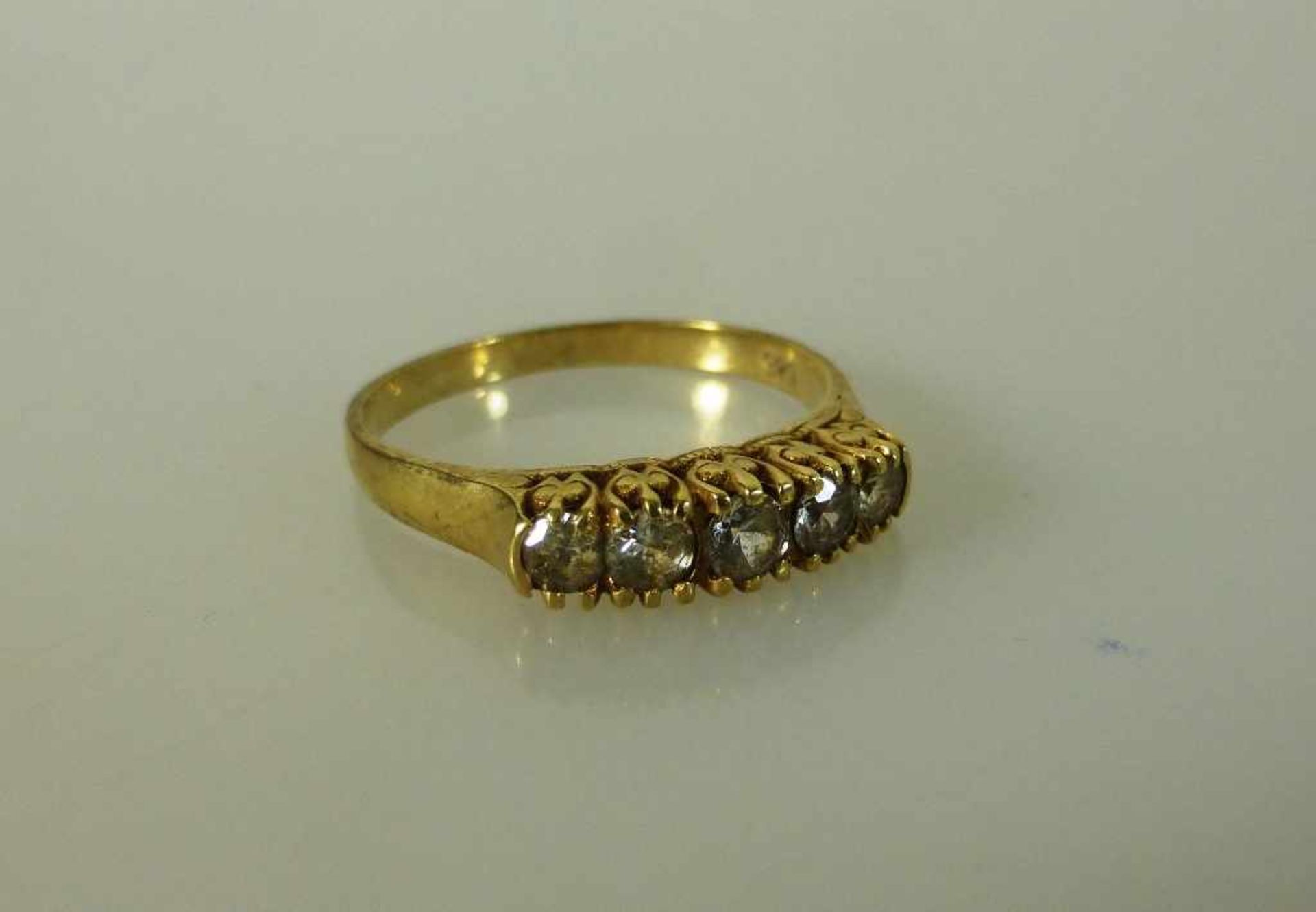 Damenring, Gelbgold 585, fein gearbeitete Ringschiene mit 5 Diamanten, RG 18mm- - -18.00 % buyer's