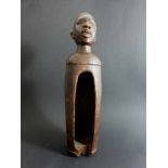 Afrika - Tschad Gebiet, figürliche Gong, Holz geschnitzt, l. 33cm- - -18.00 % buyer's premium on the