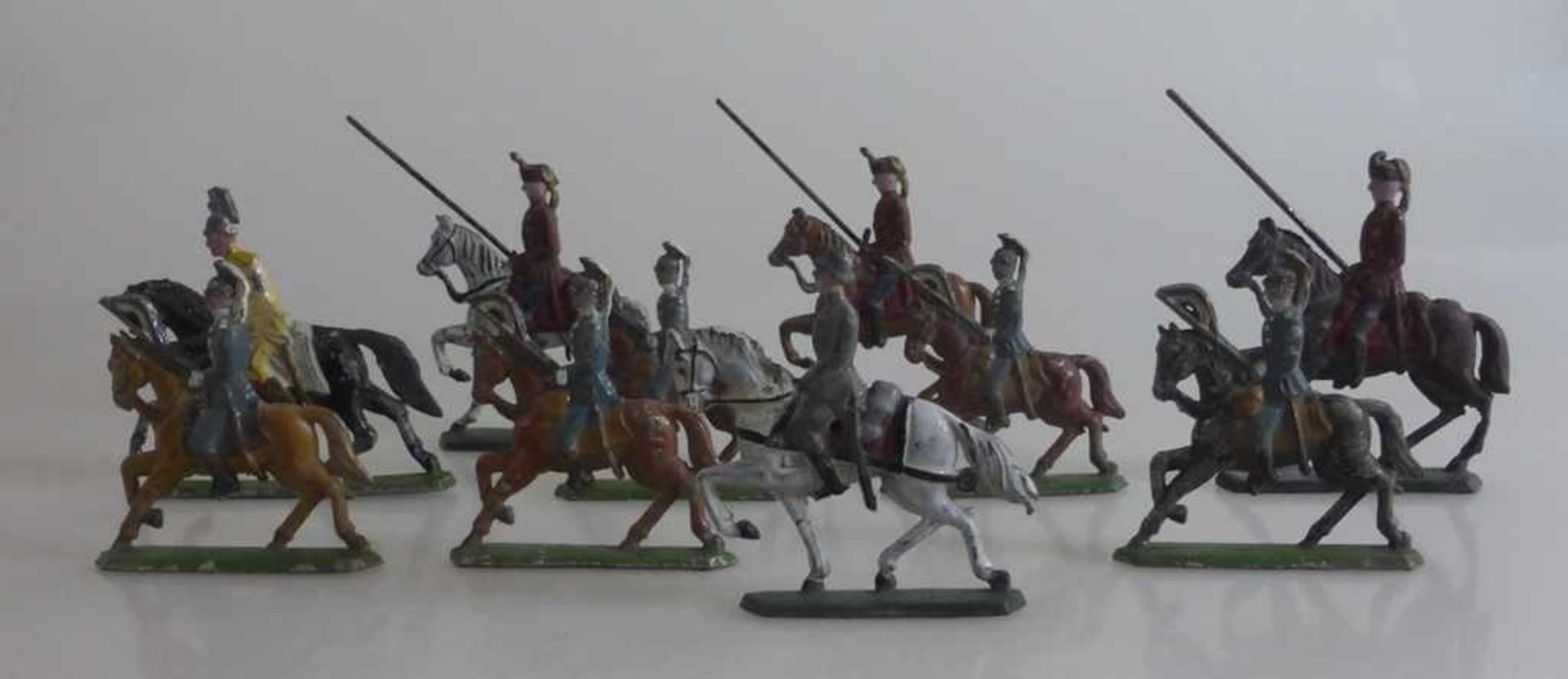 Bleisoldaten um 1920, 13 militärische Reiterfiguren, tlw. besch., h. 6cm - 7,5cm- - -18.00 % buyer's